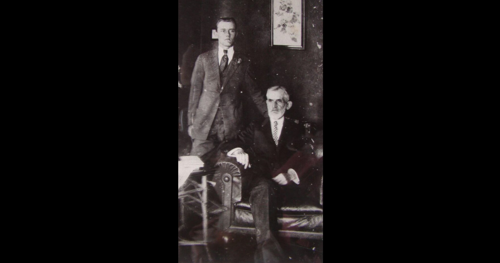 Adolfo jovem, ao lado do pai.