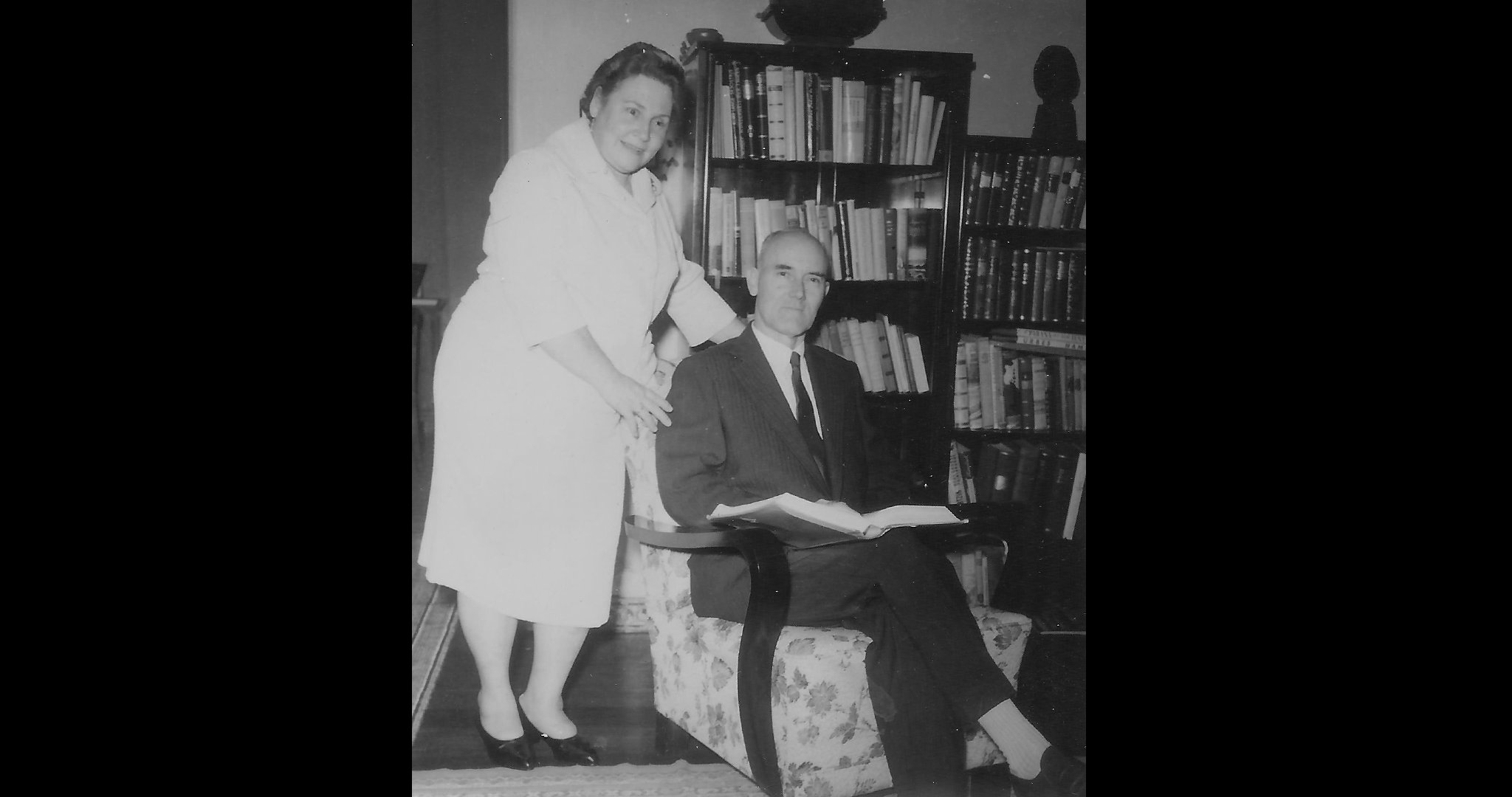 Com a esposa, na biblioteca de casa.